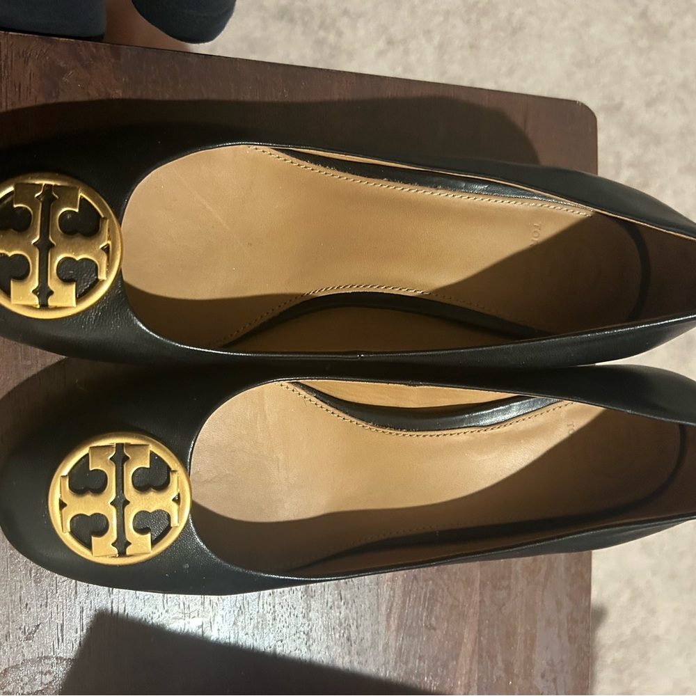 Tory Burch Chelsea Pump brand new in box.